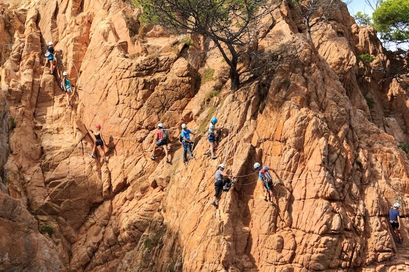 Teambuilding med canyoning eller via ferrata på konferensresan